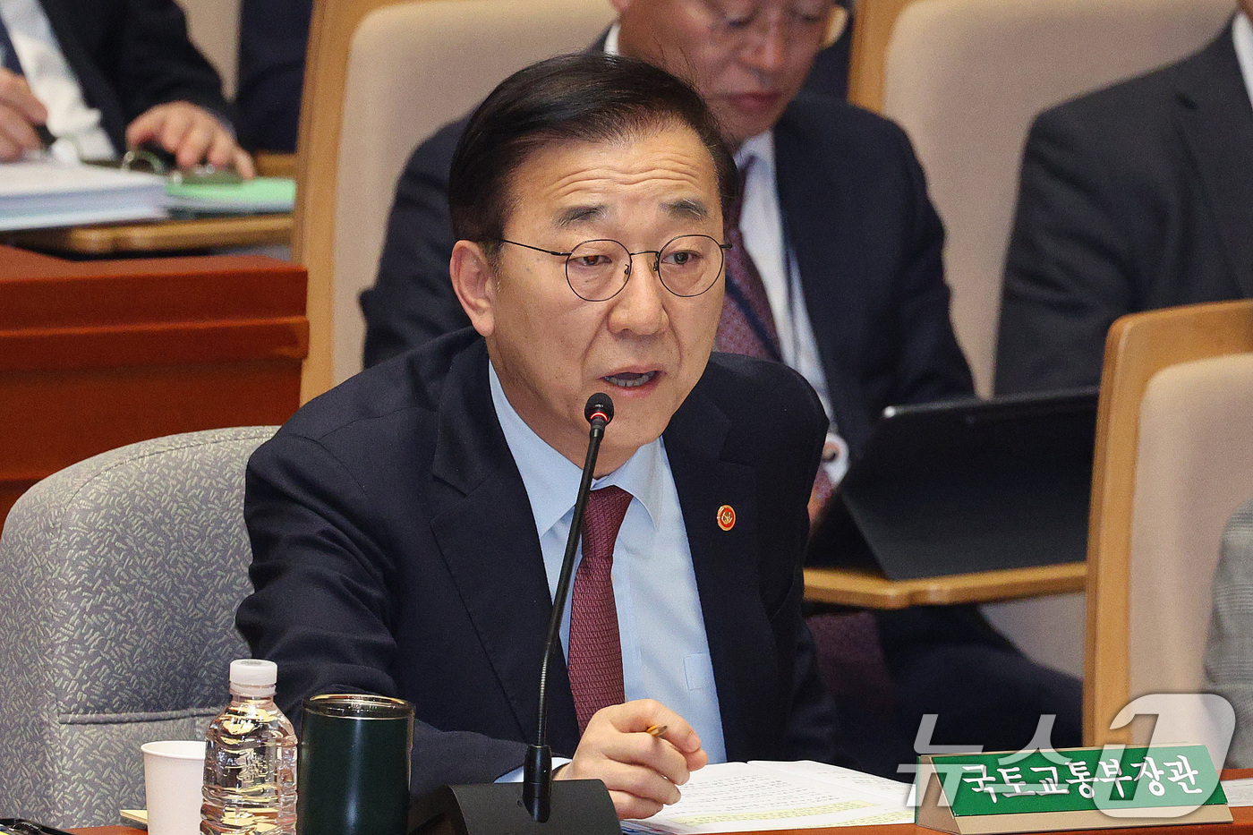 (서울=뉴스1) 신웅수 기자 = 김윤덕 국토교통부 장관이 10일 서울 여의도 국회에서 열린 제429회국회(정기회) 예산결산특별위원회 제5차 전체회의에 출석해 의원 질의에 답변하고 …