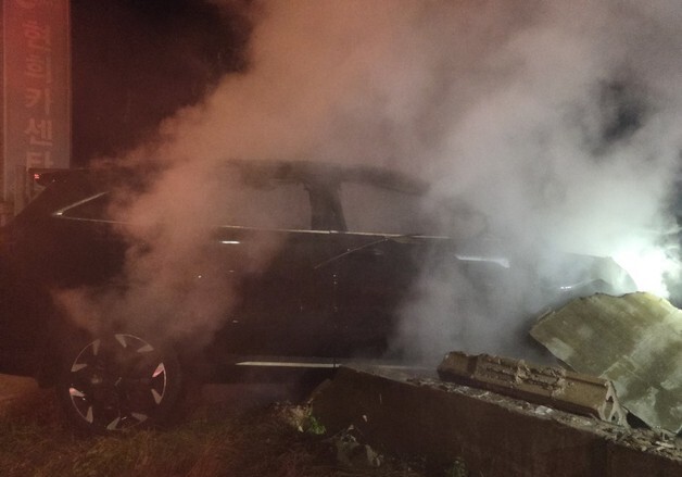 만취 20대, SUV 몰다 남의 집 대문 '쾅'…불까지 붙어 차량 전소