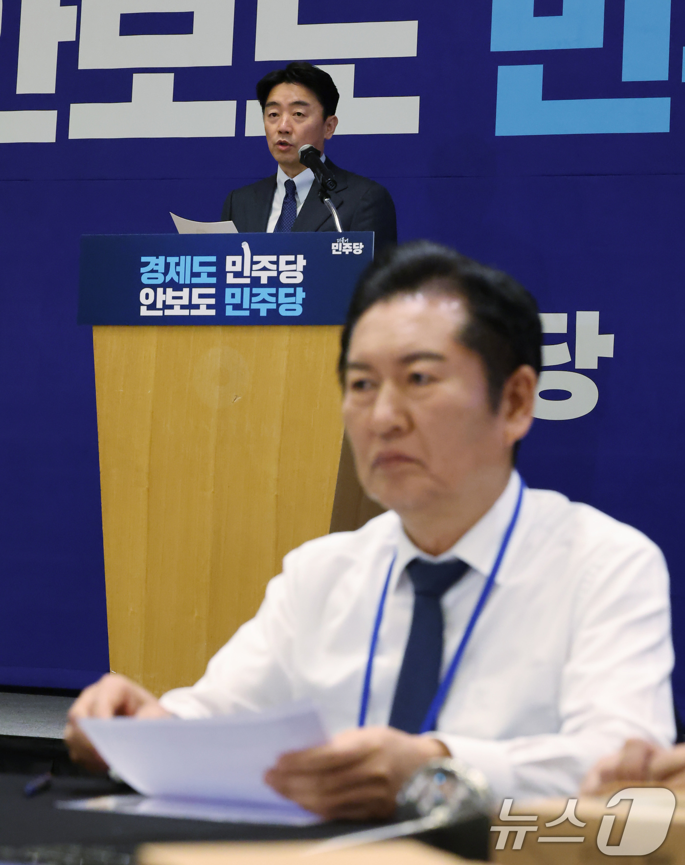 (광주=뉴스1) 장수영 기자 = 정청래 더불어민주당 대표가 10일 오후 경기 광주 곤지암리조트에서 열린 '2025년 더불어민주당 전국 지역위원장 워크숍'에서 강훈식 대통령실 비서실 …