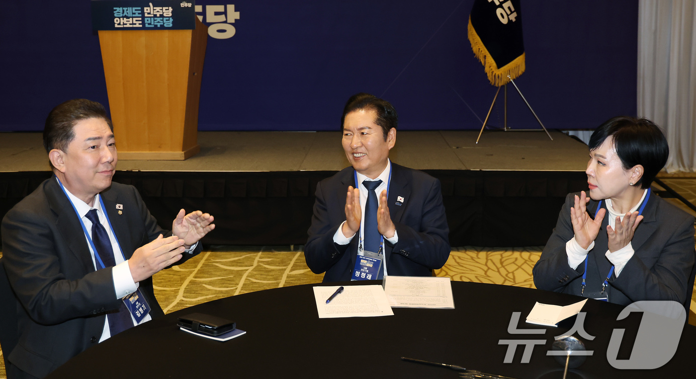 (광주=뉴스1) 장수영 기자 = 정청래 더불어민주당 대표와 김병기 원내대표, 전현희 수석최고위원이 10일 오후 경기 광주 곤지암리조트에서 열린 '2025년 더불어민주당 전국 지역위 …