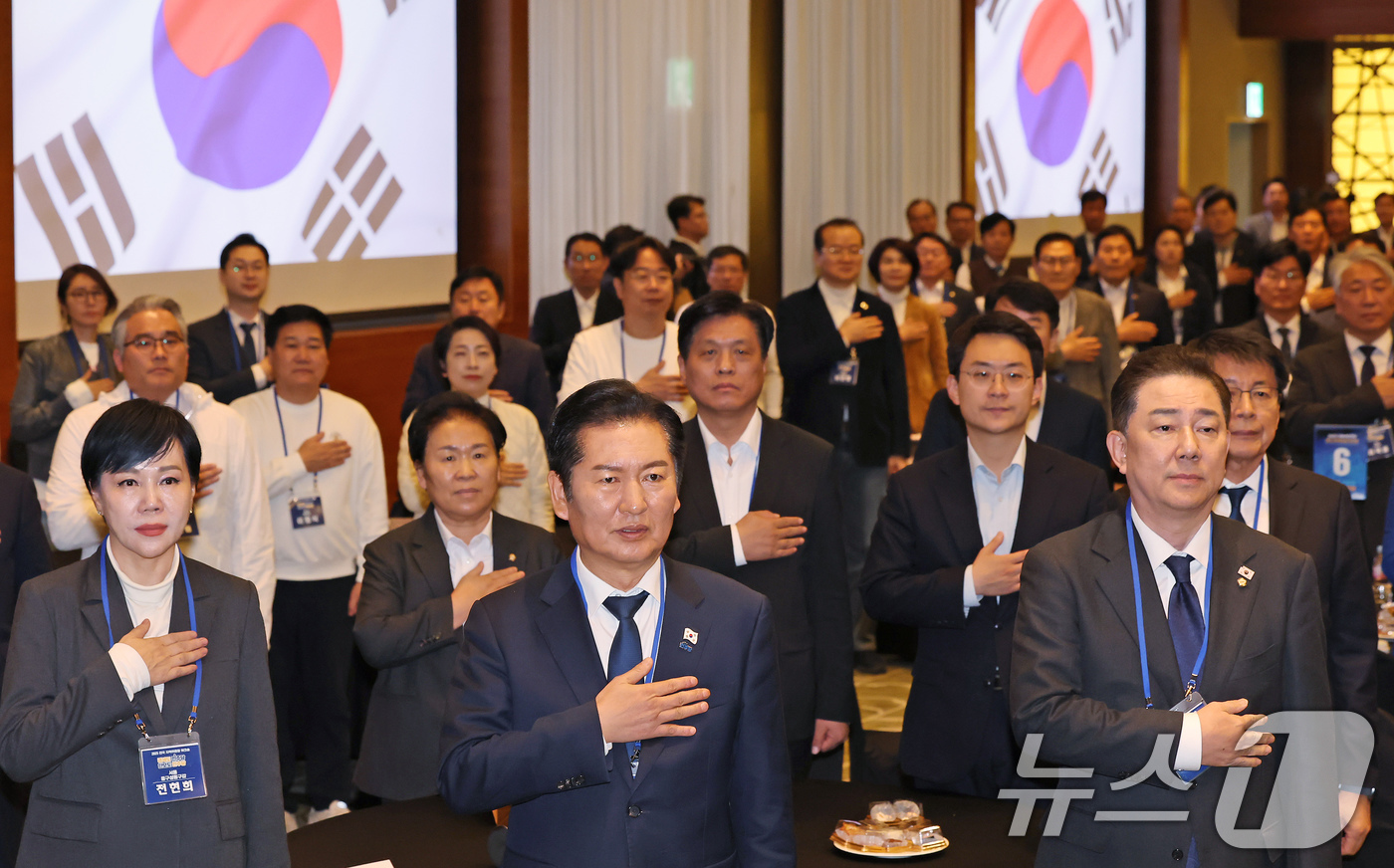 (광주=뉴스1) 장수영 기자 = 10일 오후 경기 광주 곤지암리조트에서 열린 '2025년 더불어민주당 전국 지역위원장 워크숍'에서 정청래 더불어민주당 대표와 김병기 원내대표 등 지 …