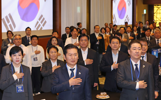 국민의례하는 더불어민주당 지도부