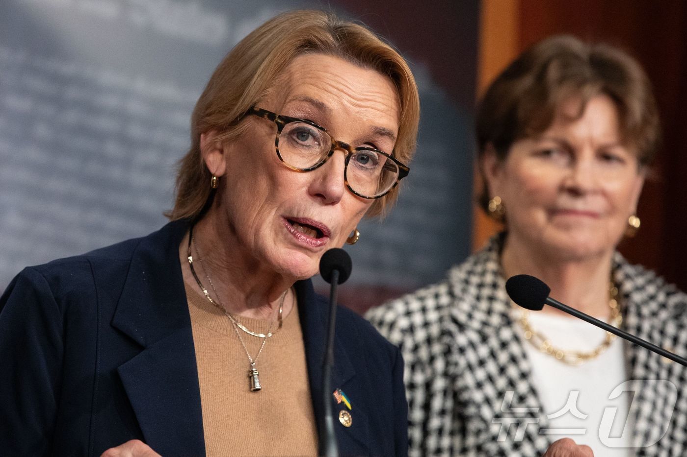 본문 이미지 - 미국 민주당 내 중도파에 속하는 매기 해선 상원의원&#40;뉴햄프셔&#41;이 9일 기자회견에서 임시예산안 찬성 주장을 하고 있다. 2025.11.9 ⓒ AFP=뉴스1 ⓒ News1 강민경 기자