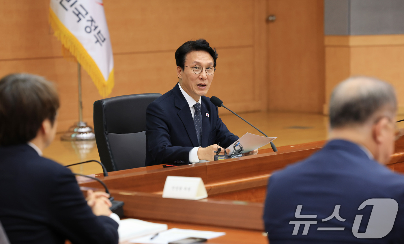 (서울=뉴스1) 임세영 기자 = 김민석 국무총리가 10일 서울 종로구 정부서울청사 별관 국제회의장에서 열린 2050 탄소중립녹색성장위원회 전체회의에서 발언을 하고 있다.  2025 …