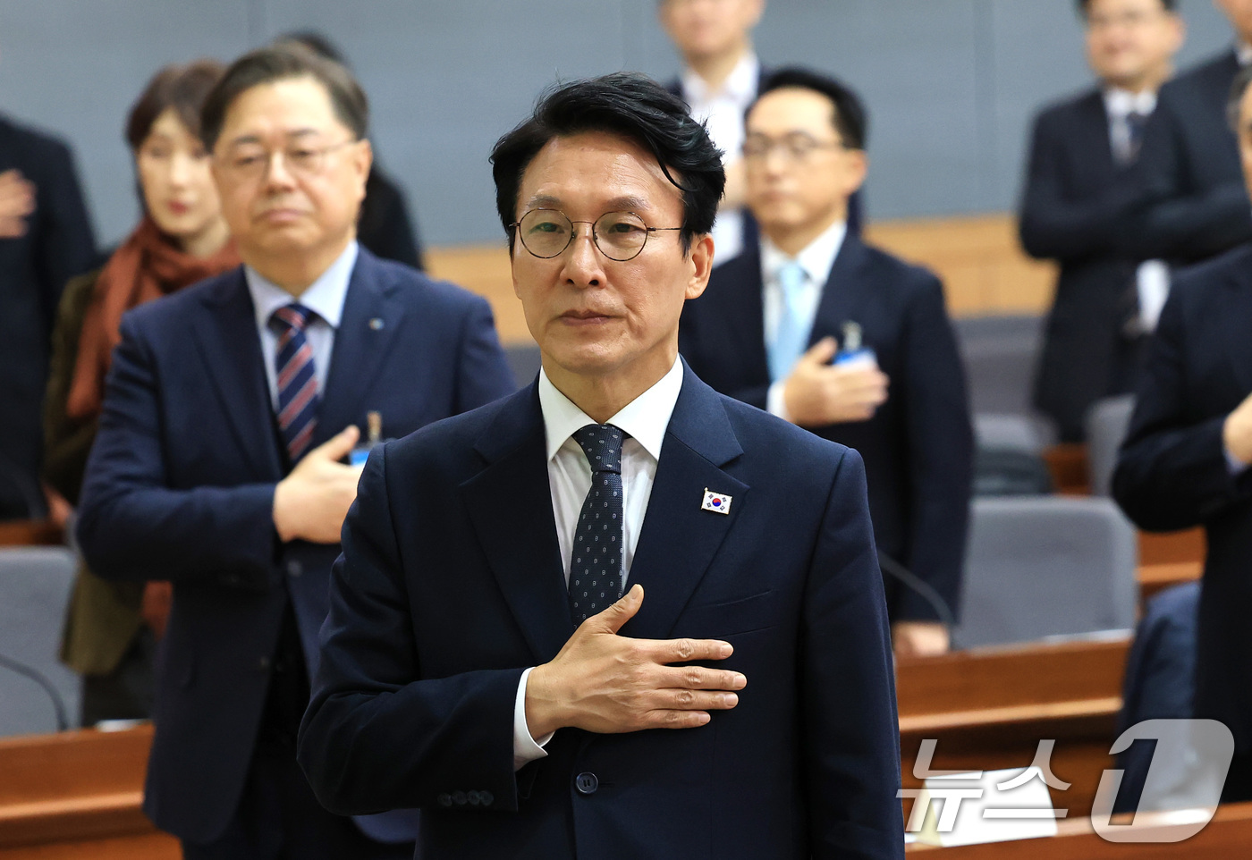 (서울=뉴스1) 임세영 기자 = 김민석 국무총리가 10일 서울 종로구 정부서울청사 별관 국제회의장에서 열린 2050 탄소중립녹색성장위원회 전체회의에서 국민의례를 하고 있다.  20 …