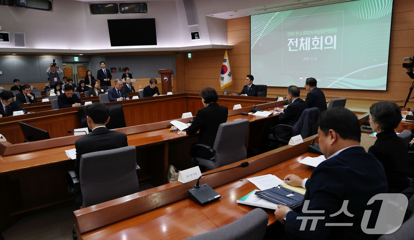 (서울=뉴스1) 임세영 기자 = 김민석 국무총리가 10일 서울 종로구 정부서울청사 별관 국제회의장에서 열린 2050 탄소중립녹색성장위원회 전체회의에서 발언을 하고 있다.  2025 …