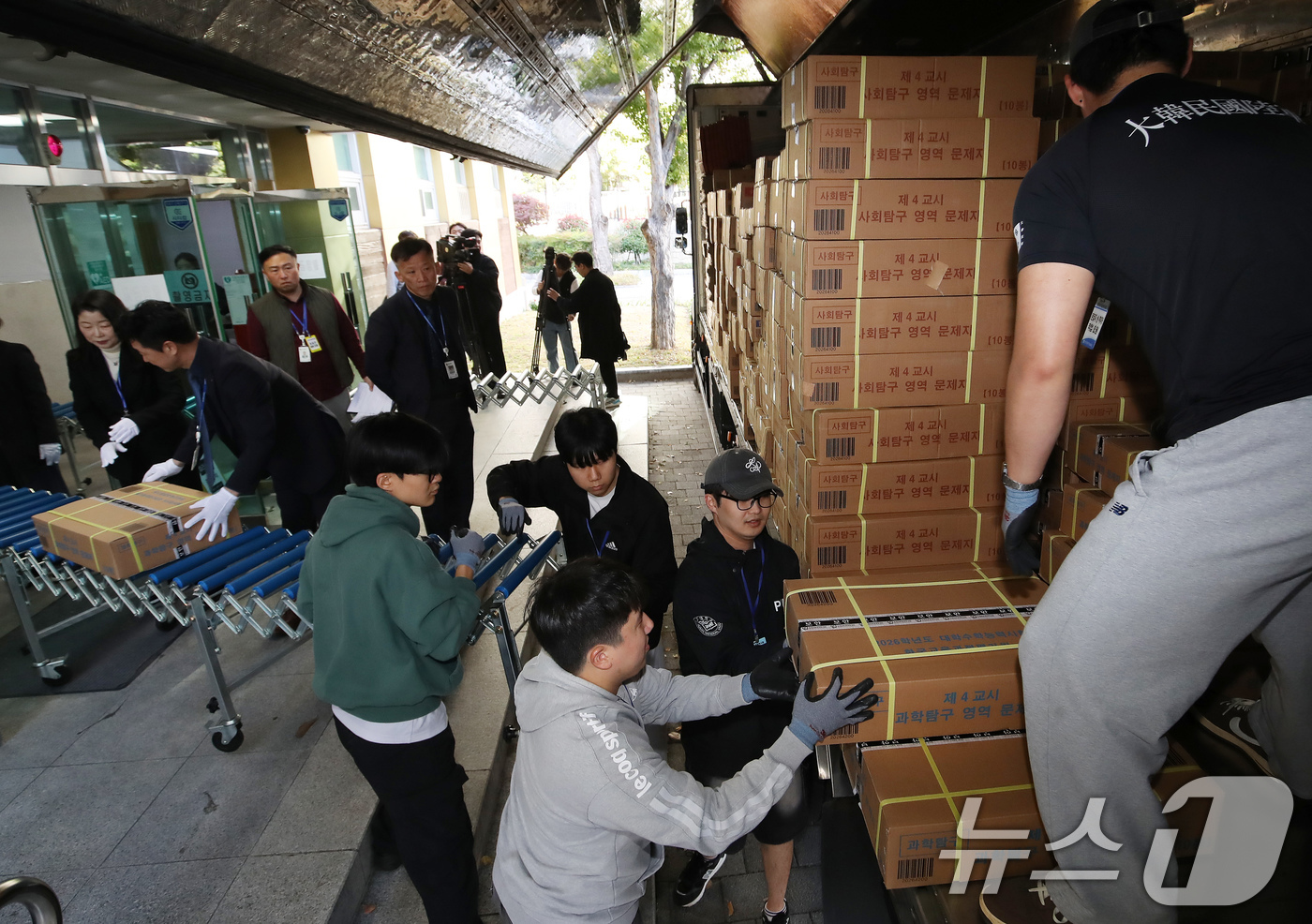 (부산=뉴스1) 윤일지 기자 = 2026학년도 대학수학능력시험을 사흘 앞둔 11일 오후 부산교육청 관계자들이 부산 동래구의 한 학교에 도착한 수능 문답지를 옮기고 있다.  2025 …