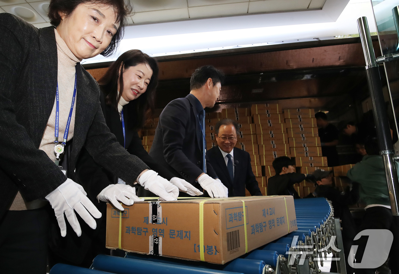 (부산=뉴스1) 윤일지 기자 = 2026학년도 대학수학능력시험을 사흘 앞둔 11일 오후 김석준 부산교육감과 교육청 관계자들이 부산 동래구의 한 학교에 도착한 수능 문답지를 옮기고 …