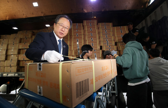 보관 장소로 수능 문제지 옮기는 김석준 부산교육감