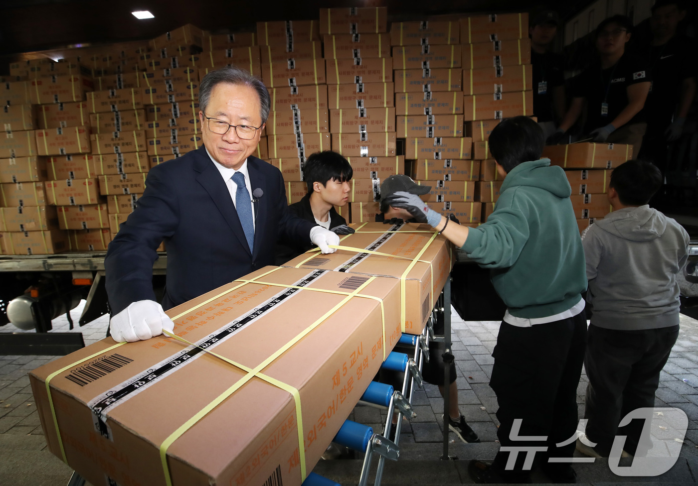 (부산=뉴스1) 윤일지 기자 = 2026학년도 대학수학능력시험을 사흘 앞둔 11일 오후 김석준 부산교육감과 교육청 관계자들이 부산 동래구의 한 학교에 도착한 수능 문답지를 옮기고 …