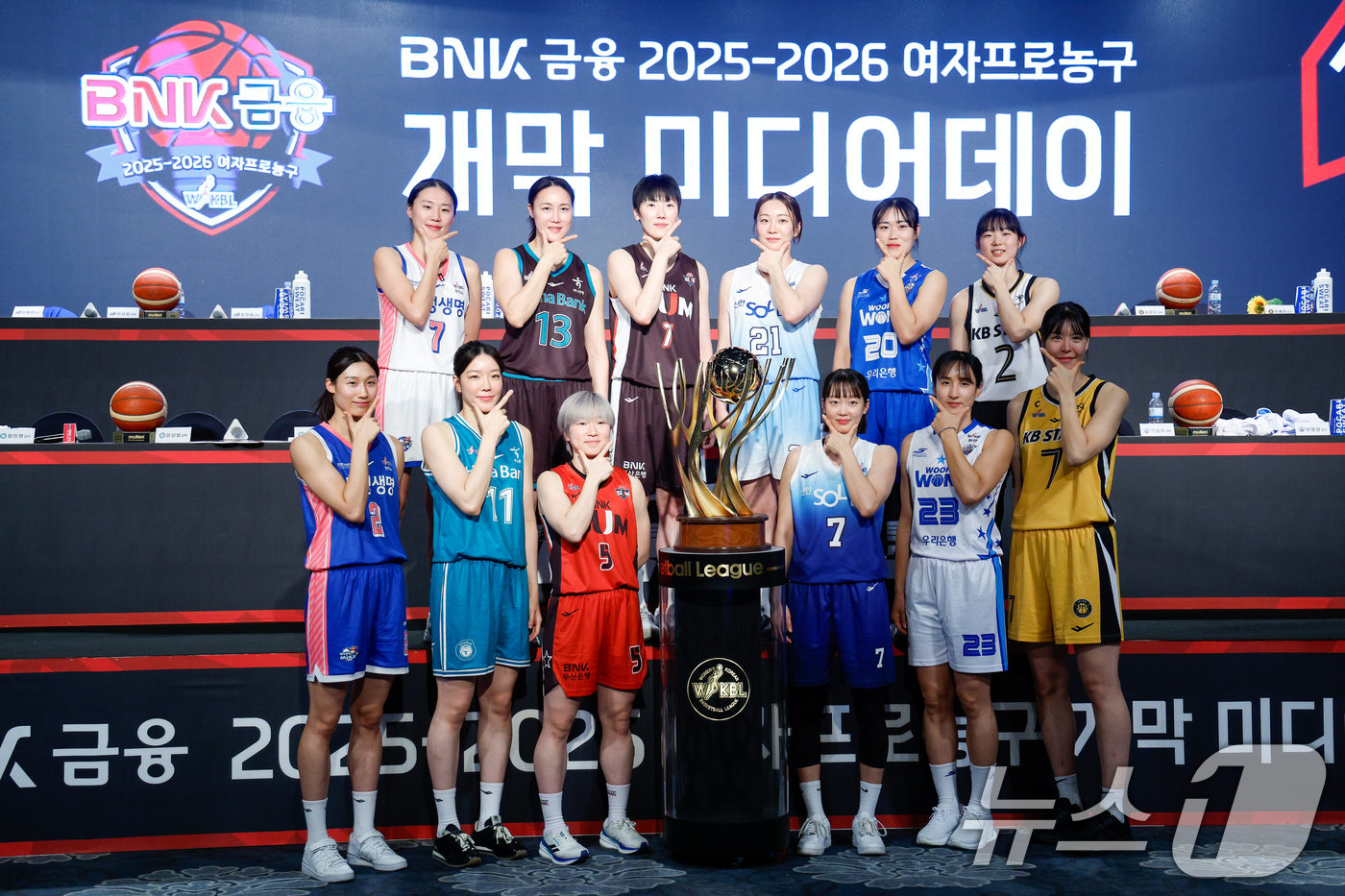 (서울=뉴스1) 안은나 기자 = KB스타즈 박지수, 우리은행 김단비 등 선수들이 10일 오후 서울 강서구 메이필드 호텔에서 열린 BNK 금융 2025-2026 여자프로농구 개막 미 …