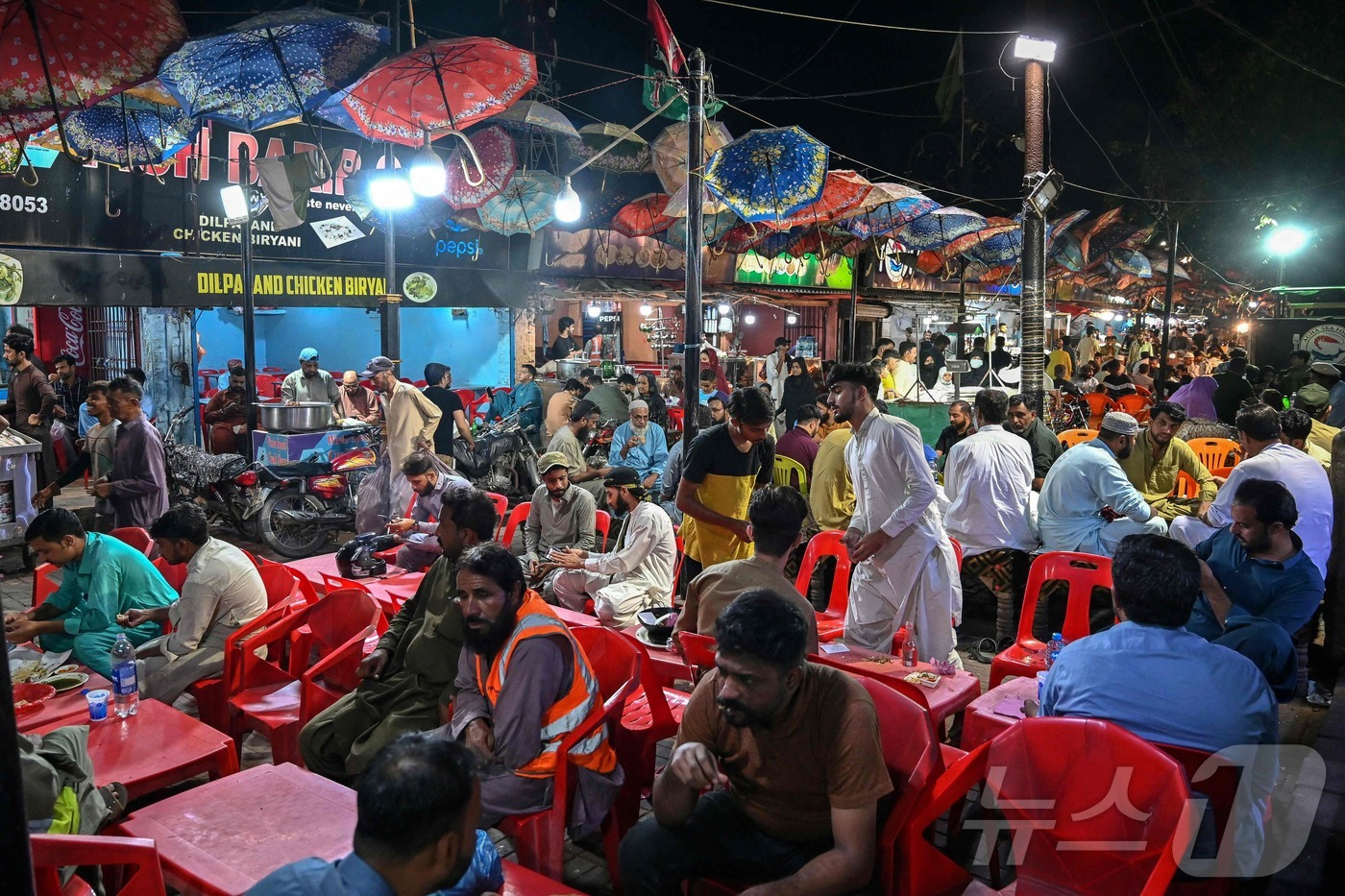 (카라치 AFP=뉴스1) 권영미 기자 = 2025년 11월 9일 파키스탄 카라치 항구 인근 키아마리 해산물 거리의 전경.2025.11.09.ⓒ AFP=뉴스1