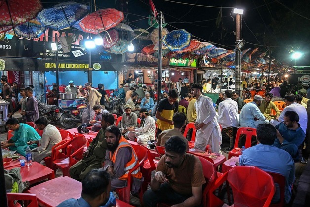 [포토] 파키스탄 카라치 항구 인근 해산물 거리