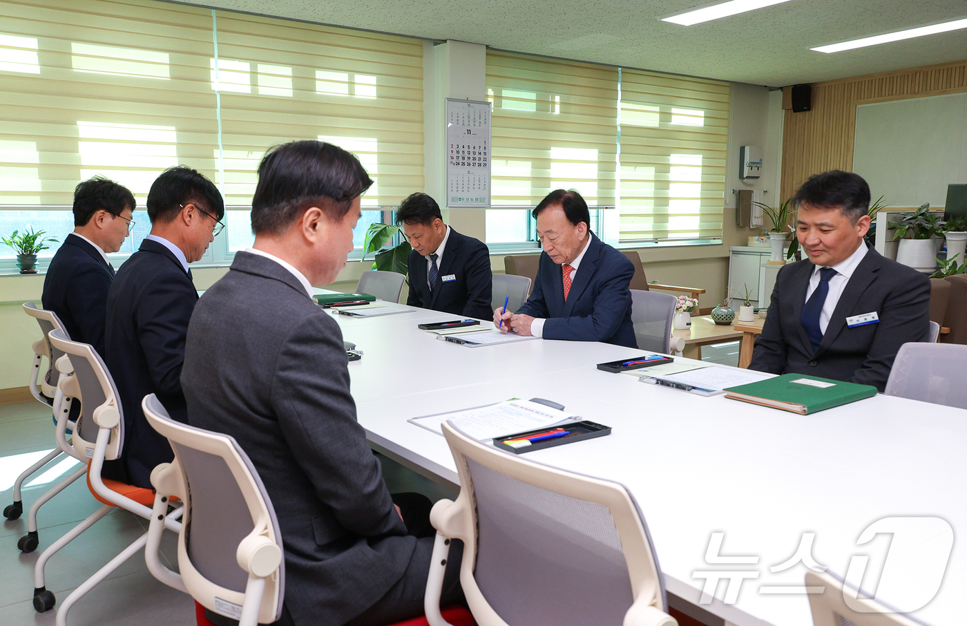 (대전=뉴스1) 이동원 기자 = 설동호 대전시교육감은 10일 유성고등학교를 방문하여 2026학년도 대학수학능력시험 시행을 앞두고 시험장 준비 상황을 최종 점검하며 현장 관계자들을 …