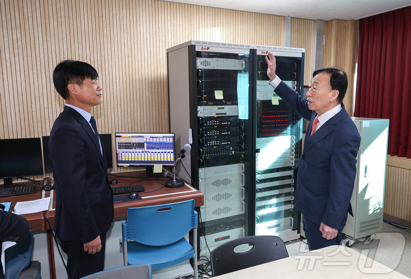 (대전=뉴스1) 이동원 기자 = 설동호 대전시교육감은 10일 유성고등학교를 방문하여 2026학년도 대학수학능력시험 시행을 앞두고 시험장 준비 상황을 최종 점검하며 현장 관계자들을 …