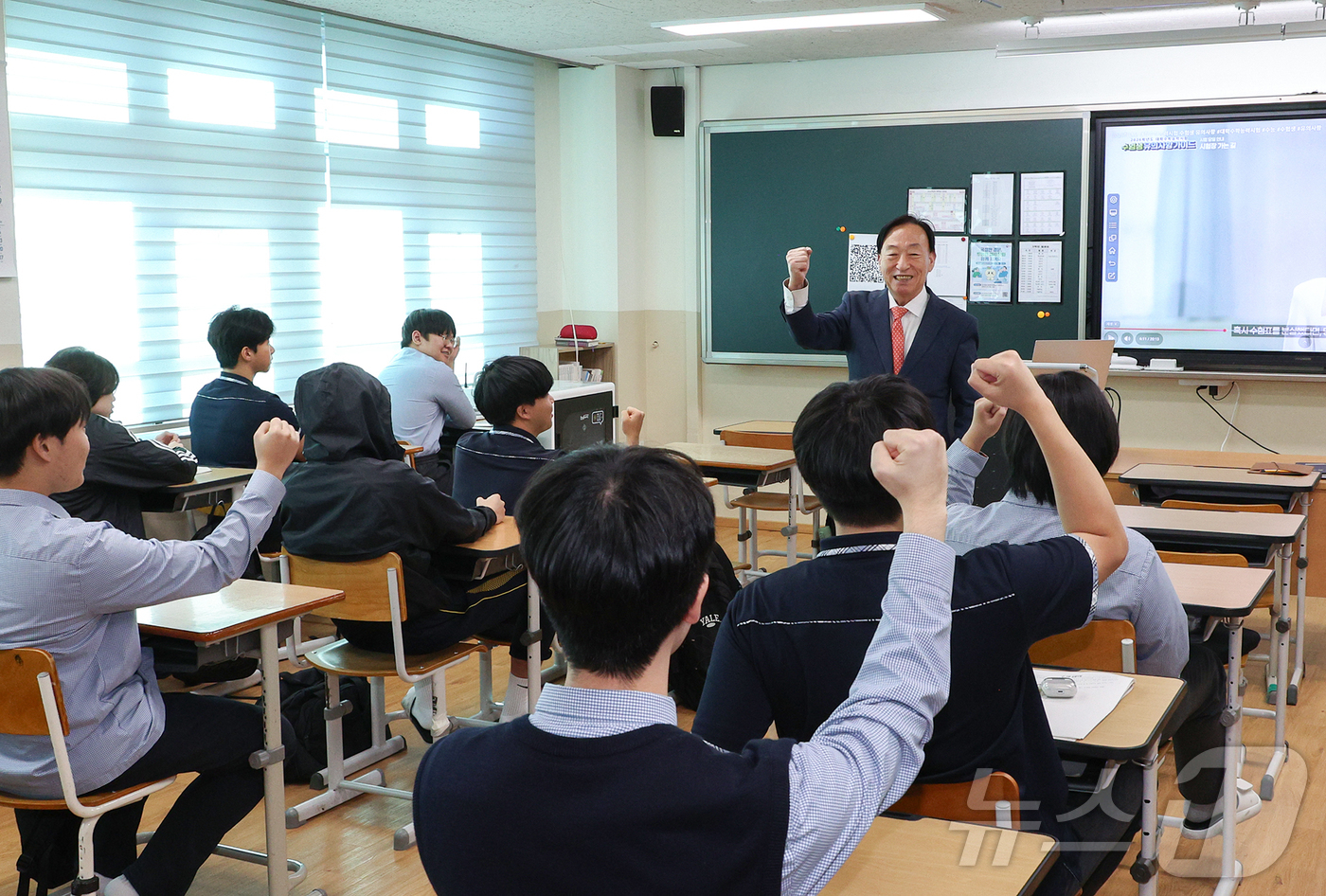 (대전=뉴스1) 이동원 기자 = 설동호 대전시교육감은 10일 유성고등학교를 방문하여 2026학년도 대학수학능력시험 시행을 앞두고 시험장 준비 상황을 최종 점검하며 현장 관계자들을 …