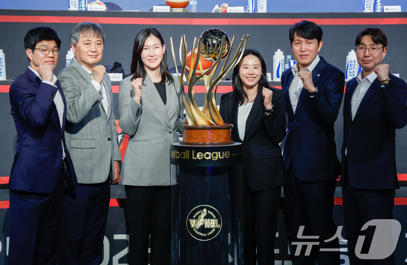 (서울=뉴스1) 안은나 기자 = 여자프로농구 감독들이 10일 오후 서울 강서구 메이필드 호텔에서 열린 BNK 금융 2025-2026 여자프로농구 개막 미디어데이에서 기념 촬영을 하 …