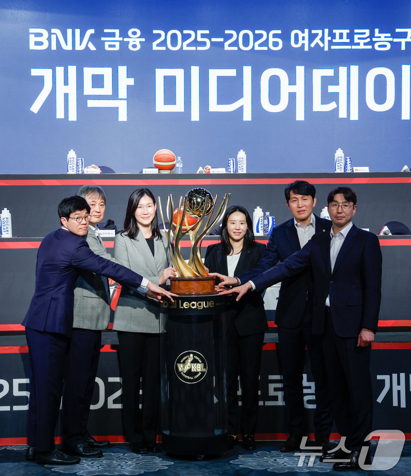 (서울=뉴스1) 안은나 기자 = 여자프로농구 감독들이 10일 오후 서울 강서구 메이필드 호텔에서 열린 BNK 금융 2025-2026 여자프로농구 개막 미디어데이에서 기념 촬영을 하 …