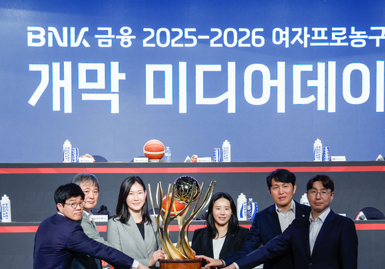 트로피에 손 모은 여자농구 감독들