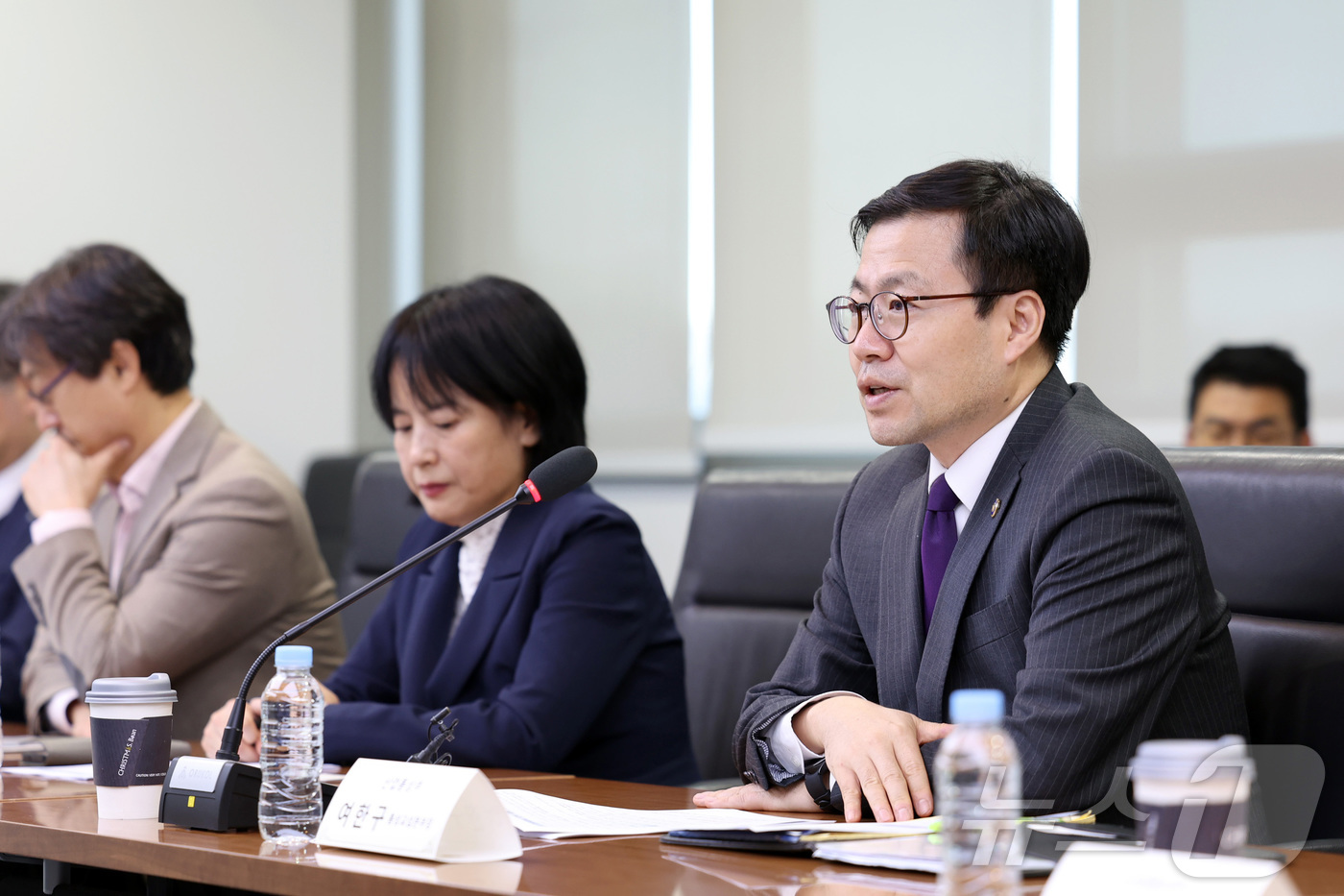 (서울=뉴스1) = 여한구 산업통상부 통상교섭본부장이 10일 서울 송파구 한국철강협회에서 포스코, 현대제철, KOTRA, 한국무역협회, 한국철강협회 등 관련 유관기관 및 철강업계 …