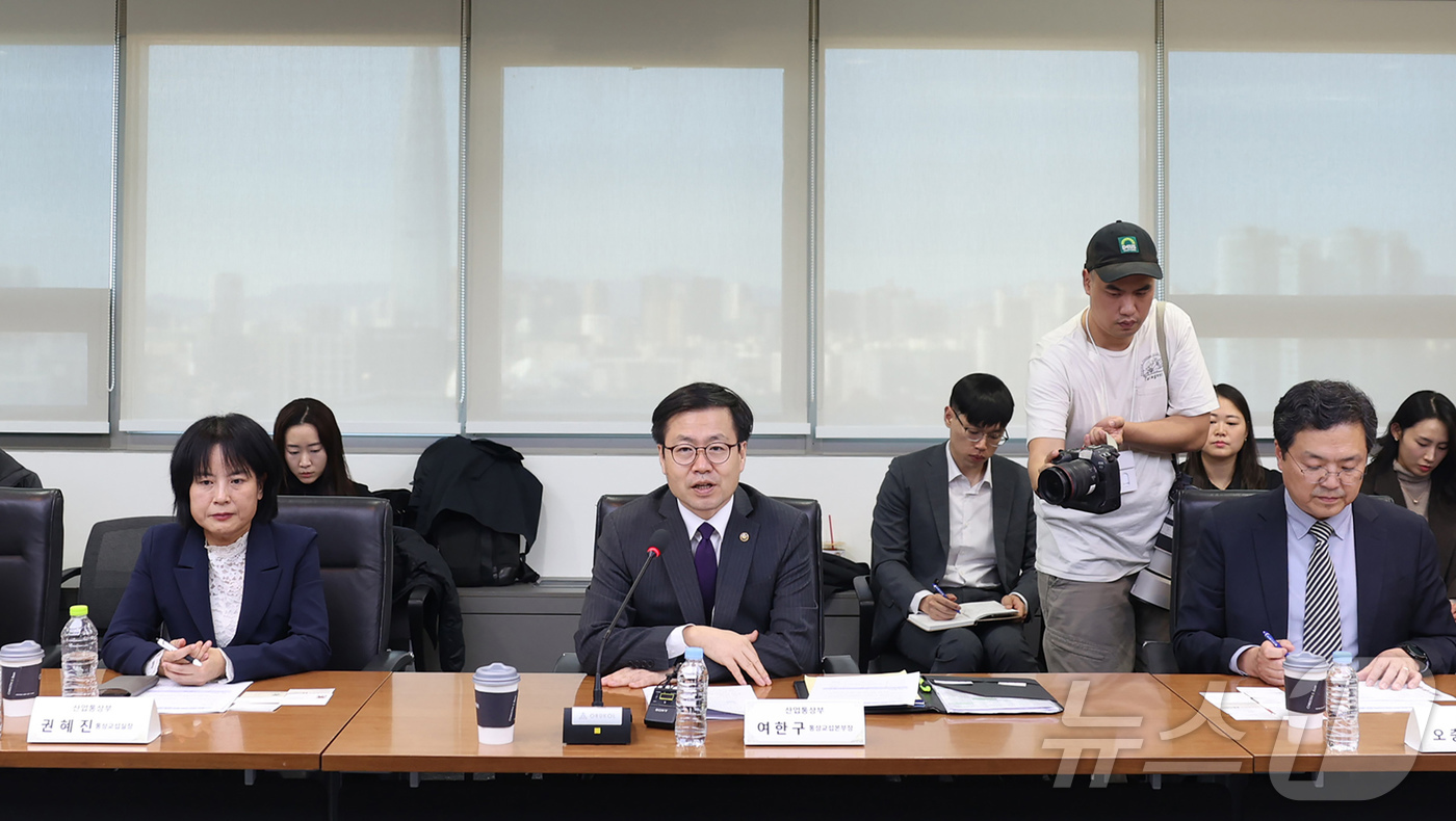 (서울=뉴스1) = 여한구 산업통상부 통상교섭본부장이 10일 서울 송파구 한국철강협회에서 포스코, 현대제철, KOTRA, 한국무역협회, 한국철강협회 등 관련 유관기관 및 철강업계 …