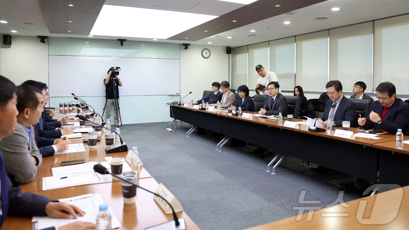 (서울=뉴스1) = 여한구 산업통상부 통상교섭본부장이 10일 서울 송파구 한국철강협회에서 포스코, 현대제철, KOTRA, 한국무역협회, 한국철강협회 등 관련 유관기관 및 철강업계 …