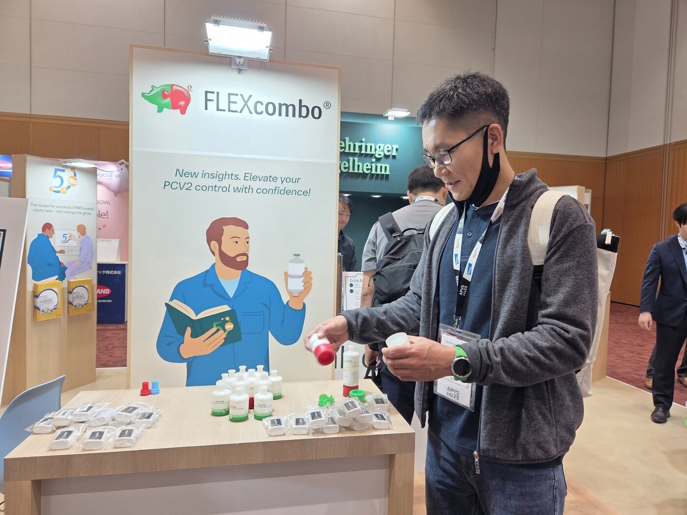 본문 이미지 - 이성원 한국베링거인겔하임동물약품 이사가 두 가지 백신을 혼합해 접종하는 플렉스 콤보에 대해 설명하고 있다. ⓒ 뉴스1 한송아 기자