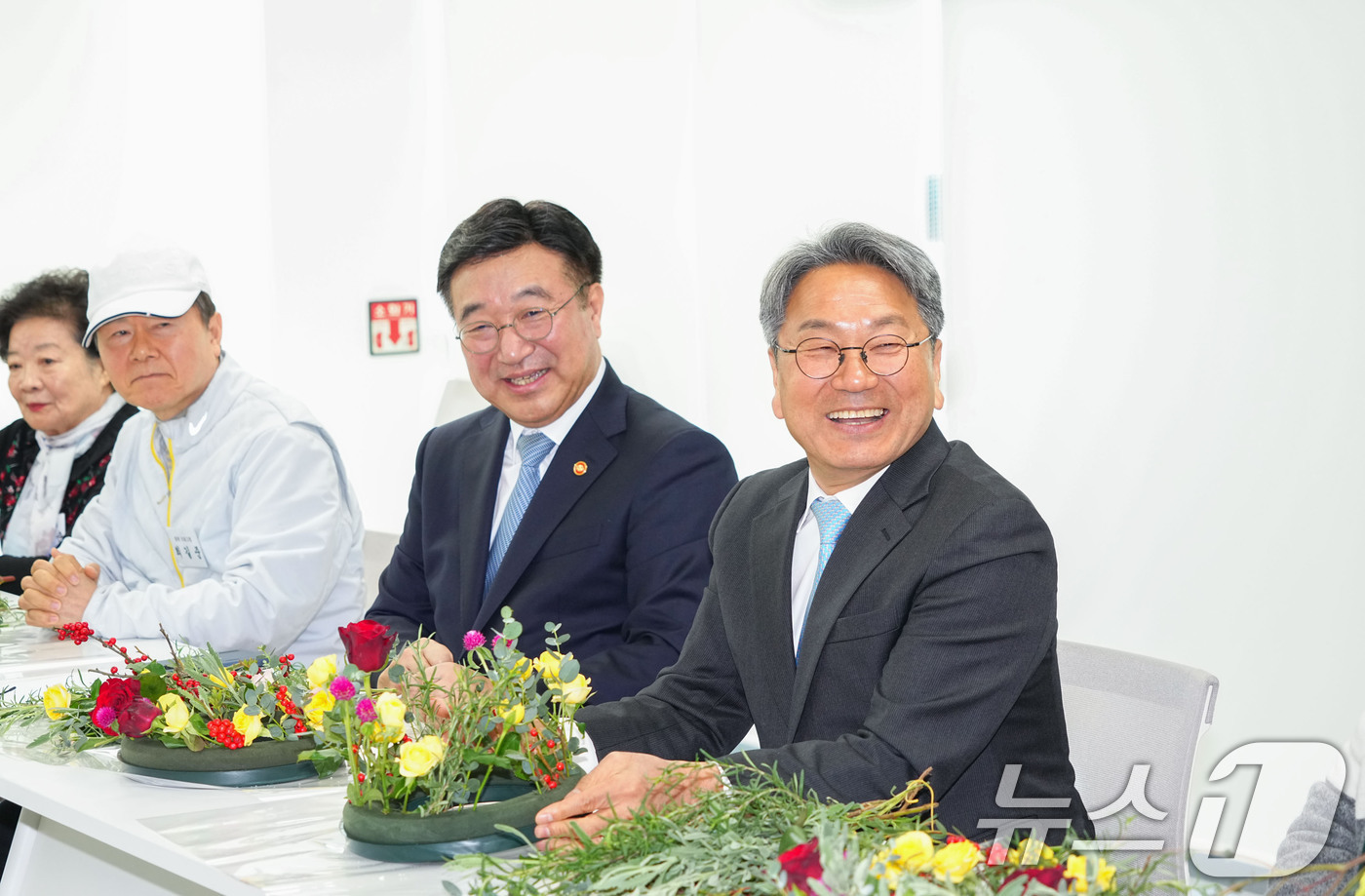 (광주=뉴스1) 박준배 기자 = 윤호중 행정안전부 장관과 강기정 광주시장이 10일 오전 서구 화정동 국립트라우마치유센터를 찾아 유가족·피해자와 간담회를 하고 있다.(광주시 제공. …