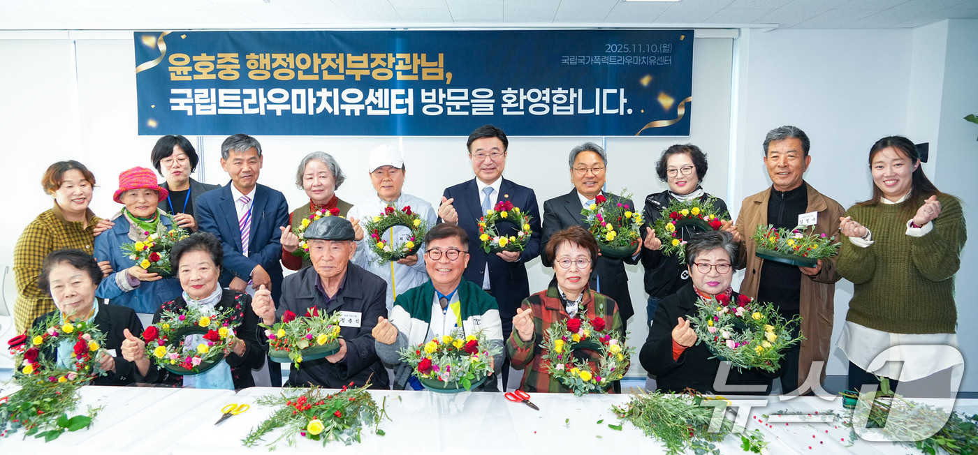 (광주=뉴스1) 박준배 기자 = 윤호중 행정안전부 장관과 강기정 광주시장이 10일 오전 서구 화정동 국립트라우마치유센터를 찾아 유가족·피해자와 간담회를 마친 뒤 기념촬영을 하고 있 …