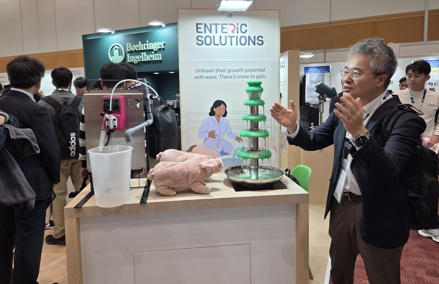 본문 이미지 - 문두환 한국베링거인겔하임동물약품 상무가 돼지 경구용 회장염 백신을 소개하고 있다. ⓒ 뉴스1 한송아 기자