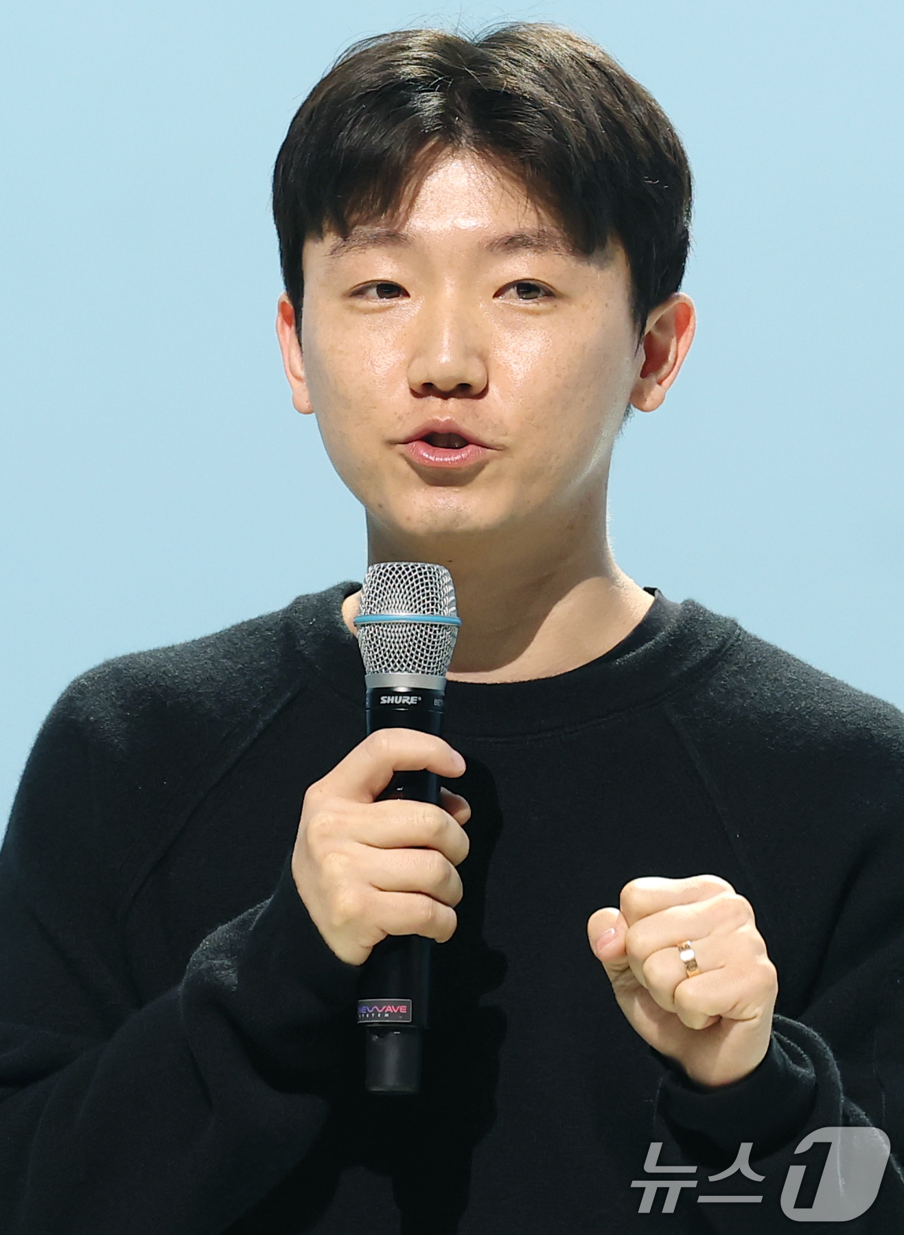 (서울=뉴스1) 권현진 기자 = 윤범노 토브엔터테인먼트 대표가 10일 오후 서울 마포구 MBC에서 열린 엠빅의 첫 EP 'LUKOIE(루코이에)' 발매 쇼케이스에서 인사말을 하고 …