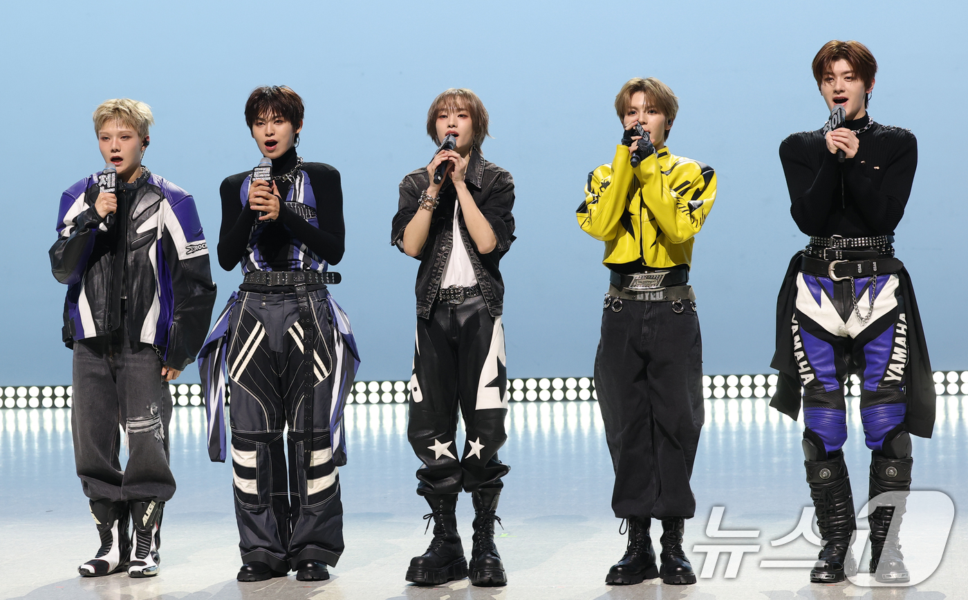 (서울=뉴스1) 권현진 기자 = 그룹 AM8IC(엠빅)의 첸(왼쪽부터)과 루, 사호, 밍카이, 청이가 10일 오후 서울 마포구 MBC에서 가진 첫 EP 'LUKOIE(루코이에)' …