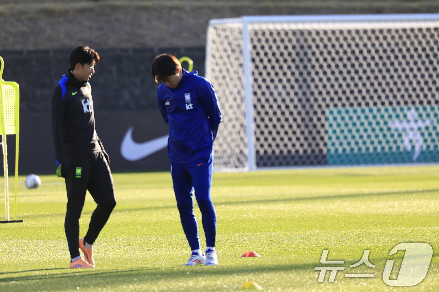 본문 이미지 - 홍명보 대한민국 축구 국가대표팀 감독과 손흥민이 10일 충남 천안시 서북구 대한민국축구종합센터에서 열린 소집훈련에서 대화를 나누고 있다. 홍명보 감독이 이끄는 축구대표팀은 오는 14일 대전월드컵경기장에서 볼리비아와 18일 서울월드컵경기장에서 가나와 11월 A매치 친선경기를 갖는다. 2025.11.10/뉴스1 ⓒ News1 박정호 기자