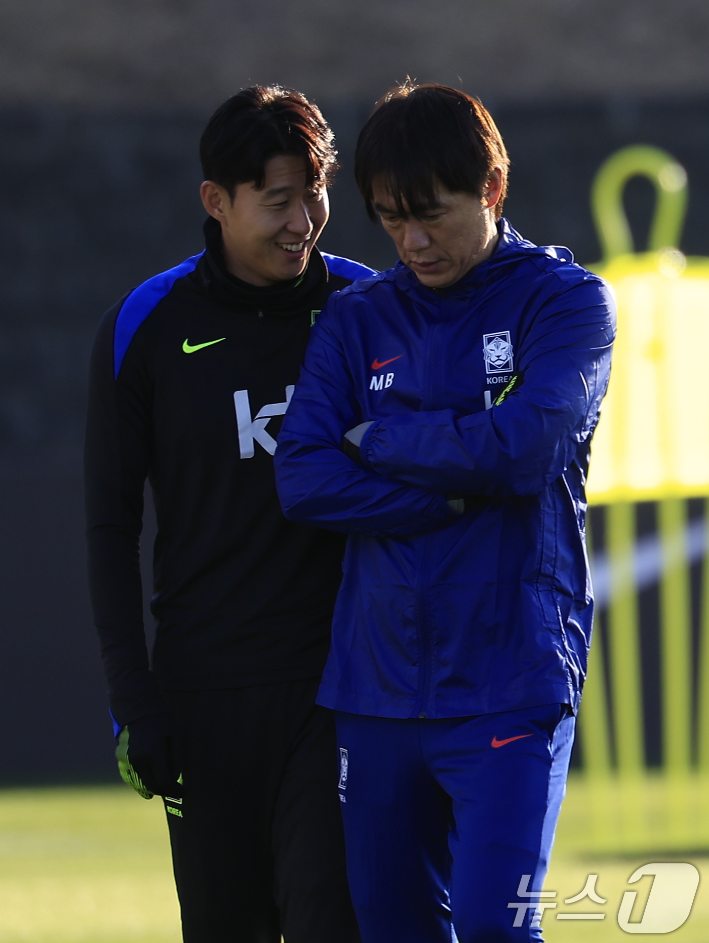 (천안=뉴스1) 박정호 기자 = 홍명보 대한민국 축구 국가대표팀 감독과 손흥민이 10일 충남 천안시 서북구 대한민국축구종합센터에서 열린 소집훈련에서 대화를 나누고 있다.홍명보 감독 …