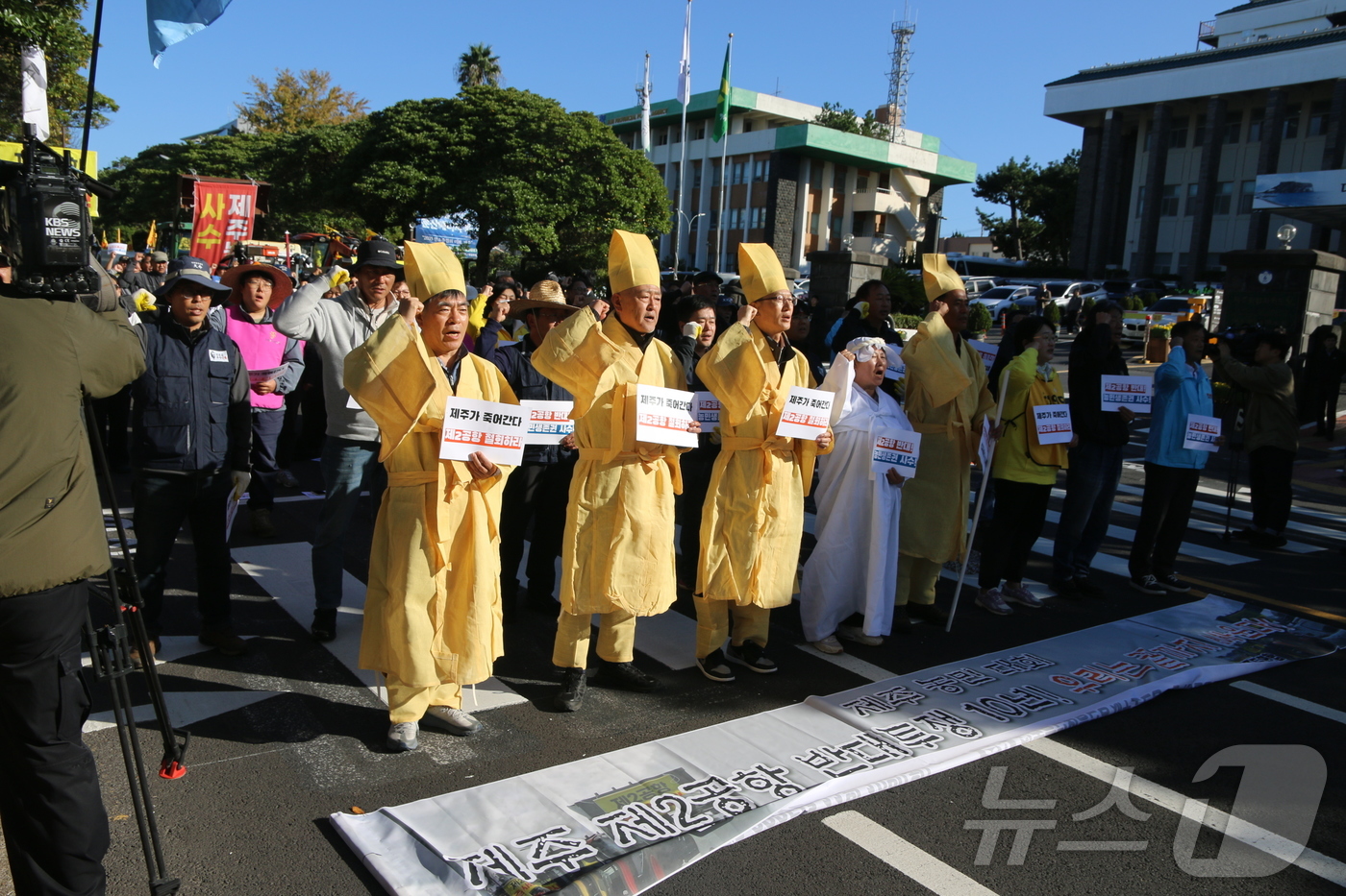 (제주=뉴스1) 홍수영 기자 = 10일 오후 제주특별자치도청 정문 앞에서 제주 제2공항 건설사업 반대 집회가 열리고 있다.집회는 전국농민총연맹 제주도연맹과 전국여성농민회총연합 제주 …