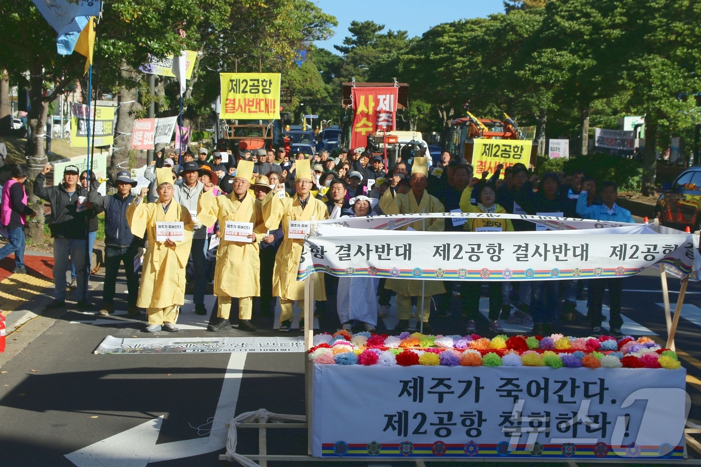 (제주=뉴스1) 홍수영 기자 = 10일 오후 제주특별자치도청 정문 앞에서 제주 제2공항 건설사업 반대 집회가 열리고 있다.집회는 전국농민총연맹 제주도연맹과 전국여성농민회총연합 제주 …