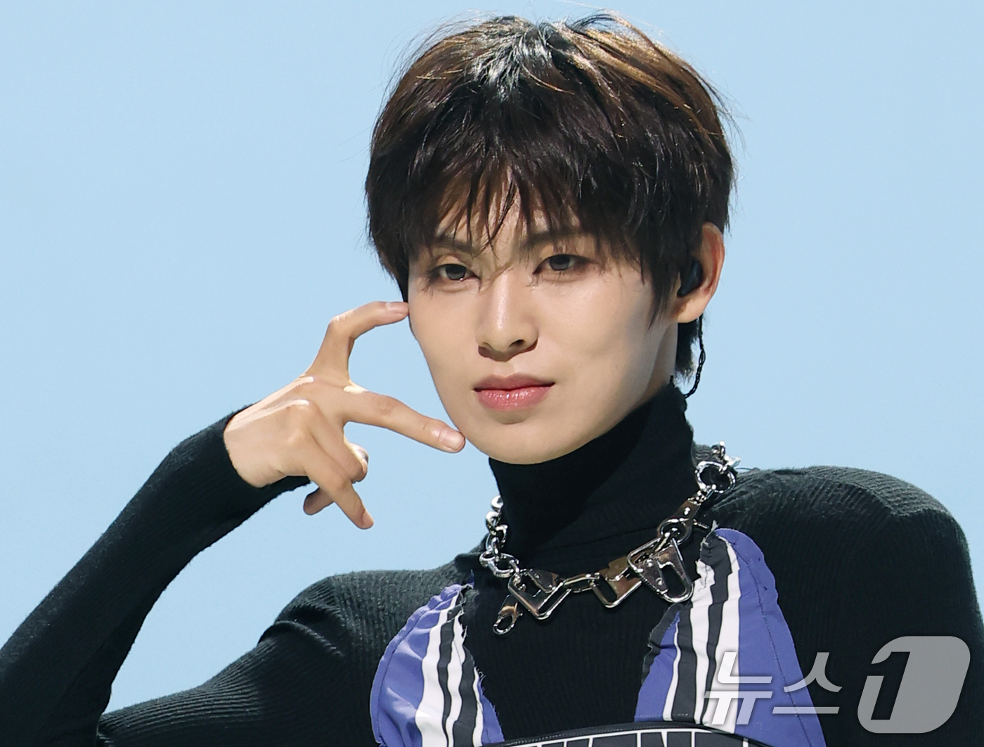 (서울=뉴스1) 권현진 기자 = 그룹 AM8IC(엠빅)의 루가 10일 오후 서울 마포구 MBC에서 가진 첫 EP 'LUKOIE(루코이에)' 발매 쇼케이스에서 포즈를 취하고 있다. …