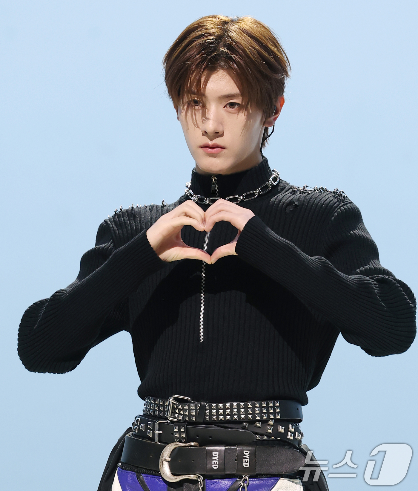 (서울=뉴스1) 권현진 기자 = 그룹 AM8IC(엠빅)의 청이가 10일 오후 서울 마포구 MBC에서 가진 첫 EP 'LUKOIE(루코이에)' 발매 쇼케이스에서 포즈를 취하고 있다. …