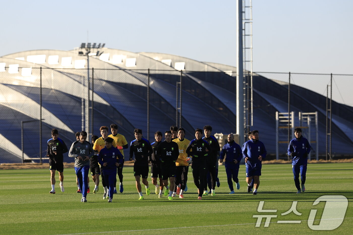 본문 이미지 - 축구 국가대표팀 선수들이 10일 충남 천안시 서북구 대한민국축구종합센터에서 열린 소집훈련에서 몸을 풀고 있다. 홍명보 감독이 이끄는 축구대표팀은 오는 14일 대전월드컵경기장에서 볼리비아와 18일 서울월드컵경기장에서 가나와 11월 A매치 친선경기를 갖는다. 2025.11.10/뉴스1 ⓒ News1 박정호 기자
