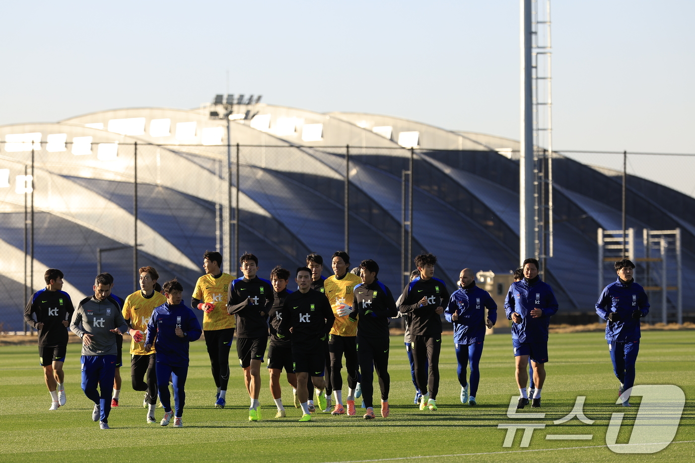 (서울=뉴스1) 박정호 기자 = 축구 국가대표팀 선수들이 10일 충남 천안시 서북구 대한민국축구종합센터에서 열린 소집훈련에서 몸을 풀고 있다.홍명보 감독이 이끄는 축구대표팀은 오는 …