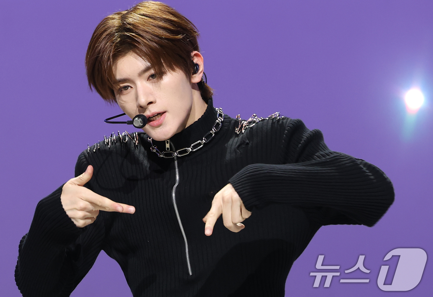 (서울=뉴스1) 권현진 기자 = 그룹 AM8IC(엠빅)의 청이가 10일 오후 서울 마포구 MBC에서 가진 첫 EP 'LUKOIE(루코이에)' 발매 쇼케이스에서 타이틀 곡 ‘링크 업 …