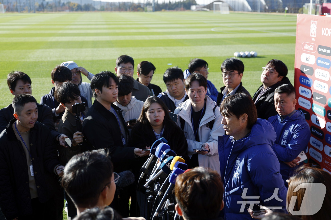 (천안=뉴스1) 박정호 기자 = 홍명보 축구대표팀 감독이 10일  충남 천안시 서북구 대한민국축구종합센터 하이브리드잔디 훈련장에서 훈련 전 인터뷰를 하고 있다.홍명보 감독이 이끄는 …