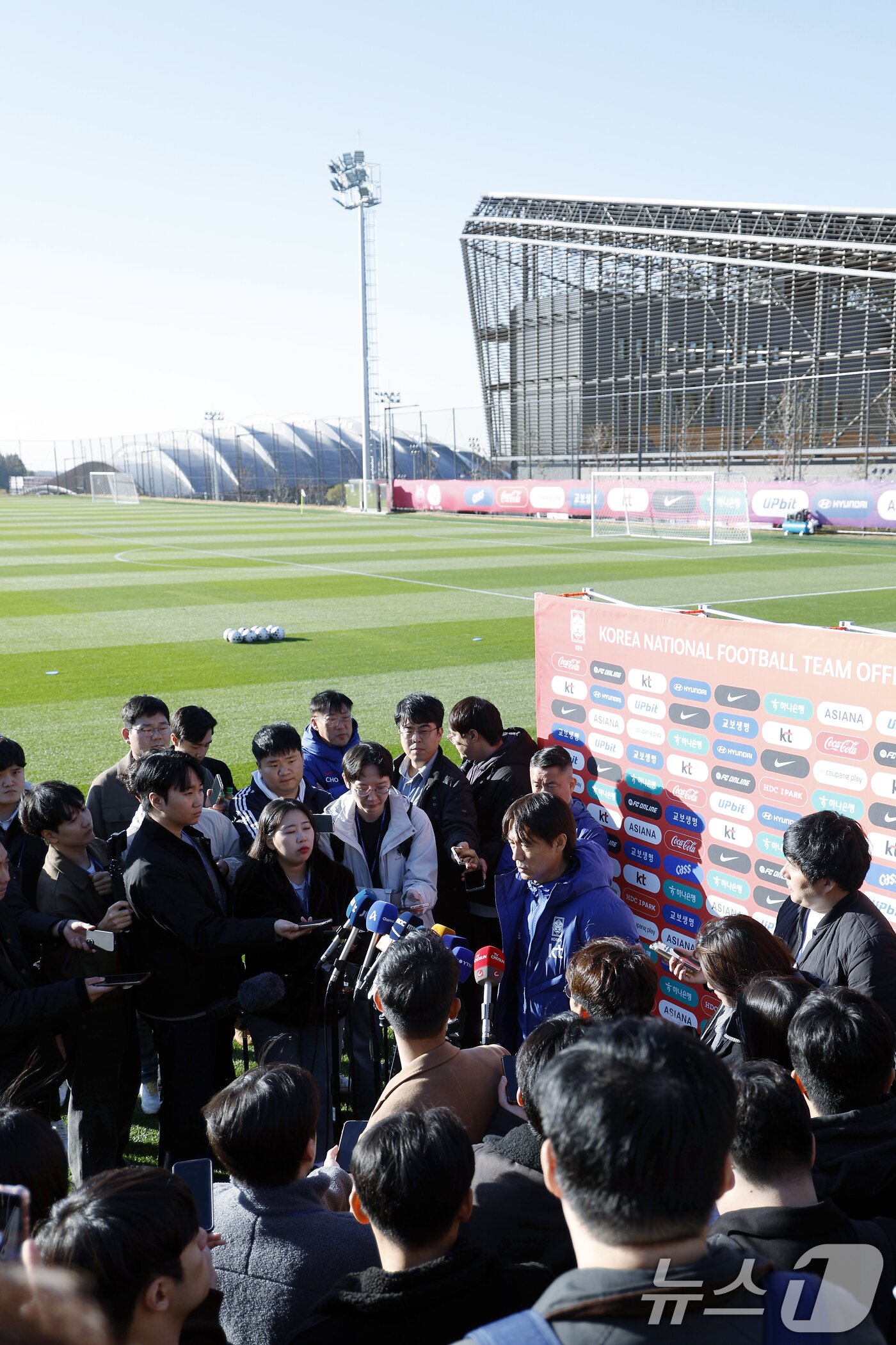본문 이미지 - 홍명보 축구대표팀 감독이 10일 충남 천안시 서북구 대한민국축구종합센터 하이브리드잔디 훈련장에서 훈련 전 인터뷰를 하고 있다. 홍명보 감독이 이끄는 축구대표팀은 오는 14일 대전월드컵경기장에서 볼리비아와 18일 서울월드컵경기장에서 가나와 11월 A매치 친선경기를 갖는다. 2025.11.10/뉴스1 ⓒ News1 박정호 기자