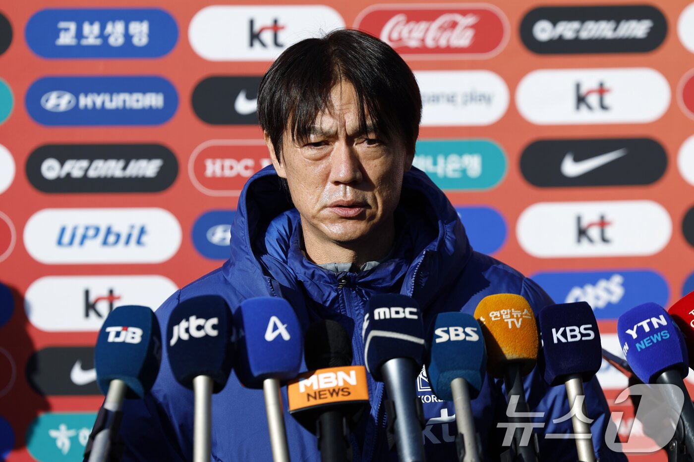 본문 이미지 - 홍명보 축구대표팀 감독이 10일 충남 천안시 서북구 대한민국축구종합센터 하이브리드잔디 훈련장에서 훈련 전 인터뷰를 하고 있다. 2025.11.10/뉴스1 ⓒ News1 박정호 기자