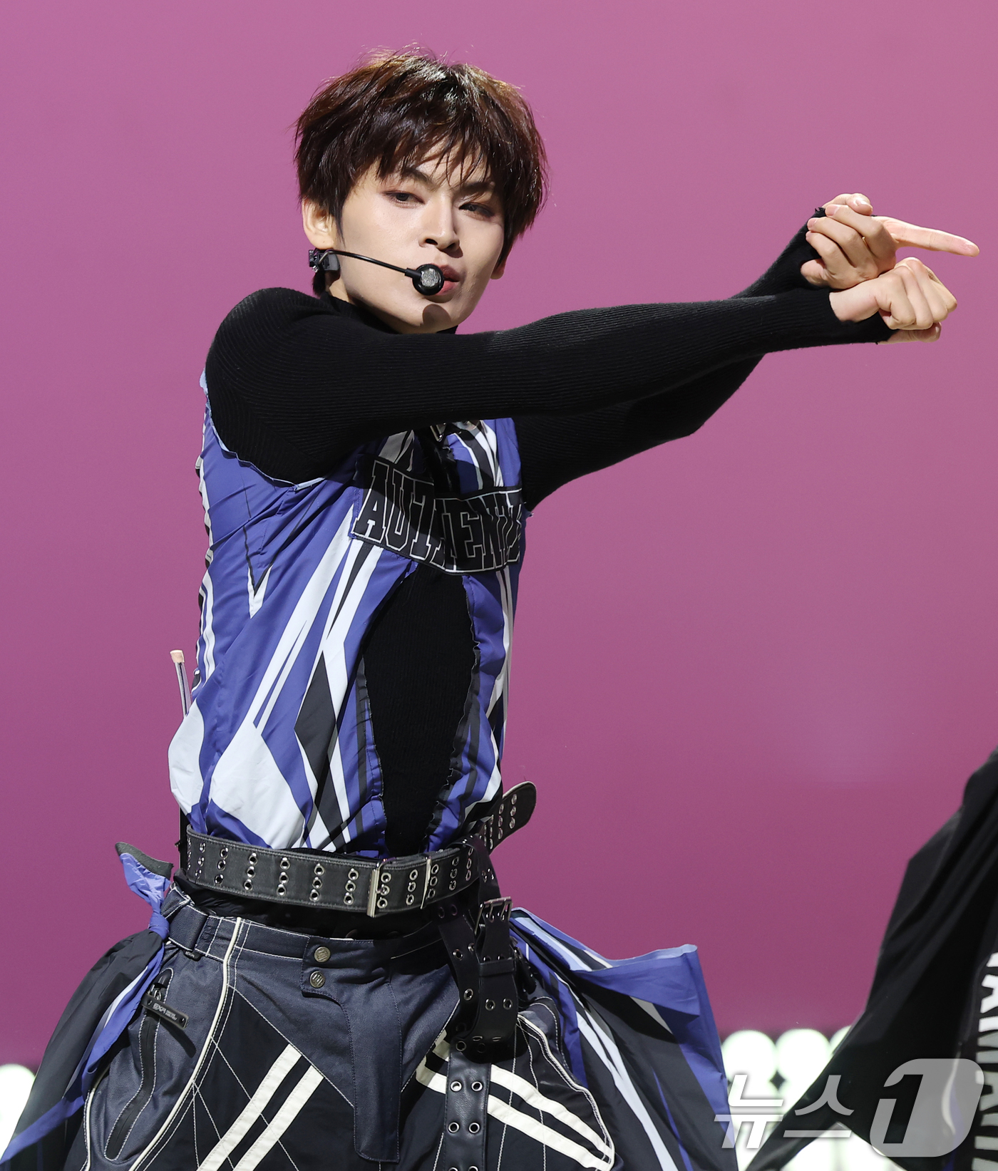 (서울=뉴스1) 권현진 기자 = 그룹 AM8IC(엠빅)의 루가 10일 오후 서울 마포구 MBC에서 가진 첫 EP 'LUKOIE(루코이에)' 발매 쇼케이스에서 타이틀 곡 ‘링크 업’ …