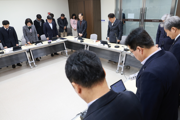 김영환 지사 "공무원 사망 가슴 아픈 일…상처 주는 말 삼가야"