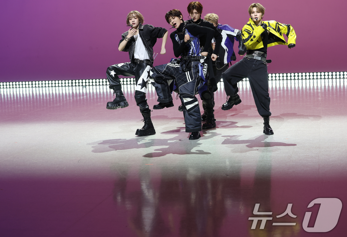 (서울=뉴스1) 권현진 기자 = 그룹 AM8IC(엠빅)이 10일 오후 서울 마포구 MBC에서 가진 첫 EP 'LUKOIE(루코이에)' 발매 쇼케이스에서 타이틀 곡 ‘링크 업’을 선 …