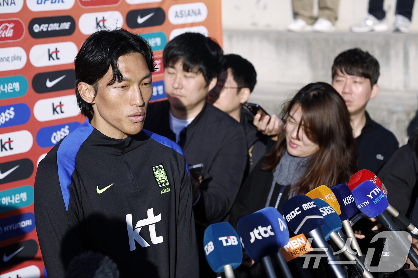 본문 이미지 - 남자 축구대표팀 김승규 골키퍼가 10일 충남 천안시 서북구 대한민국축구종합센터 하이브리드잔디 훈련장에서 훈련 전 인터뷰를 하고 있다. 홍명보 감독이 이끄는 축구대표팀은 오는 14일 대전월드컵경기장에서 볼리비아와 18일 서울월드컵경기장에서 가나와 11월 A매치 친선경기를 갖는다. 2025.11.10/뉴스1 ⓒ News1 박정호 기자