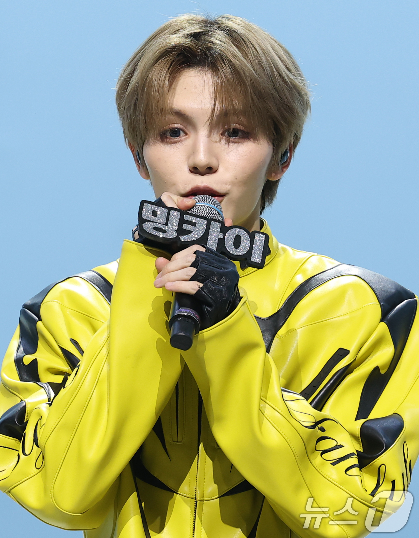 (서울=뉴스1) 권현진 기자 = 그룹 AM8IC(엠빅)의 밍카이가 10일 오후 서울 마포구 MBC에서 가진 첫 EP 'LUKOIE(루코이에)' 발매 쇼케이스에서 인사말을 하고 있다 …