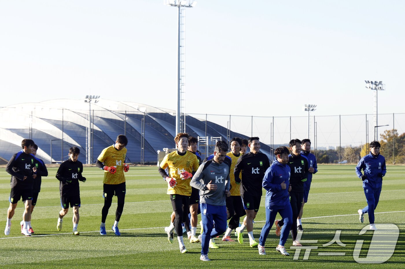 본문 이미지 - 대한민국 축구 국가대표팀 선수들이 10일 충남 천안시 서북구 대한민국축구종합센터 하이브리드잔디 훈련장에서 훈련을 하고 있다. 홍명보 감독이 이끄는 축구대표팀은 오는 14일 대전월드컵경기장에서 볼리비아와 18일 서울월드컵경기장에서 가나와 11월 A매치 친선경기를 갖는다. 2025.11.10/뉴스1 ⓒ News1 박정호 기자